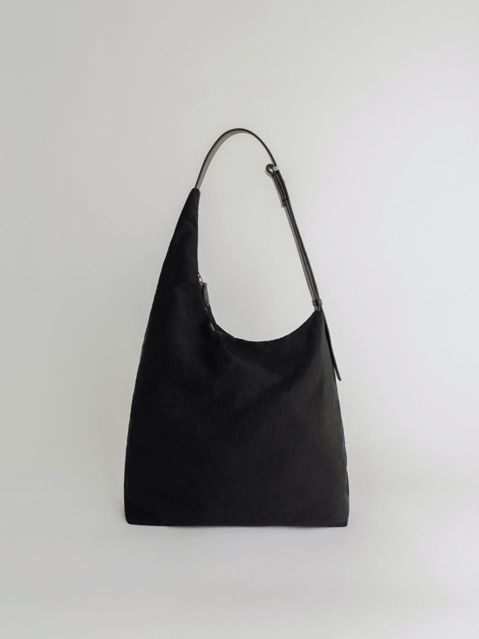 Curved Pillow Bag (Black)