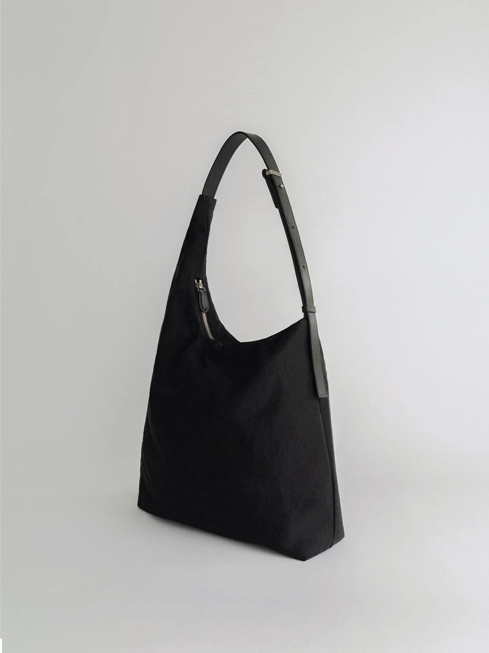 Curved Pillow Bag (Black)