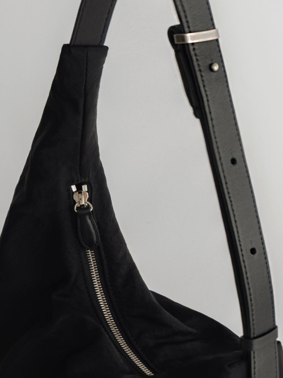 Curved Pillow Bag (Black)